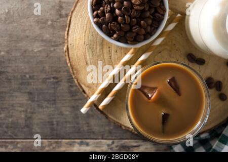Café glacé ou Latte à la caffe dans un grand verre sur une table en bois. Vue de dessus Banque D'Images