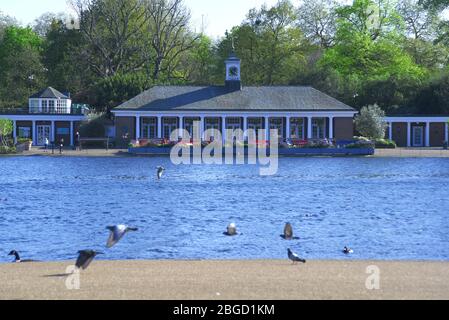 Les gens à l'extérieur et dans le Hyde Park de Londres. Londres, Royaume-Uni, 19/04/2020. Crédit : Alamy News Banque D'Images