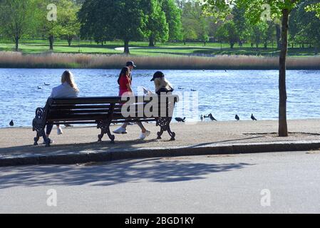 Les gens à l'extérieur et dans le Hyde Park de Londres. Londres, Royaume-Uni, 19/04/2020. Crédit : Alamy News Banque D'Images