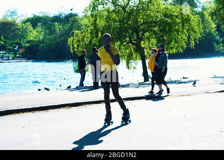 Les gens à l'extérieur et dans le Hyde Park de Londres. Londres, Royaume-Uni, 19/04/2020. Crédit : Alamy News Banque D'Images