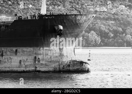 Noeud foncé d'un grand cargo industriel, photo en noir et blanc Banque D'Images