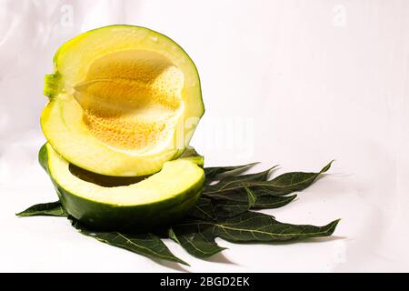 Papayas frais sur une papaye. Sain et savoureux avec de la texture agréable Banque D'Images