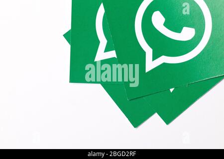 OXFORD, Royaume-Uni - 21 FÉVRIER 2017 : logo de messagerie sur les médias sociaux WhatsApp imprimé sur papier Banque D'Images
