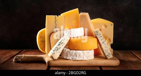 Panorama du fromage, de nombreux types de fromages, vue latérale sur un fond sombre Banque D'Images
