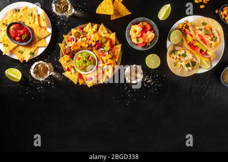 Cuisine mexicaine, de nombreux plats différents, tournés d'en haut sur fond noir avec un endroit pour le texte Banque D'Images