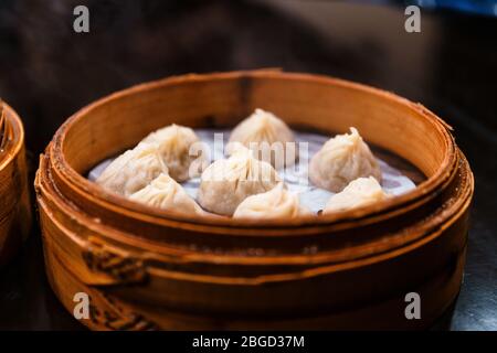 Xiao long Bao (boulettes de soupe) à la vapeur dans le panier en bambou. Servi au restaurant de Taipei, Taiwan. Banque D'Images