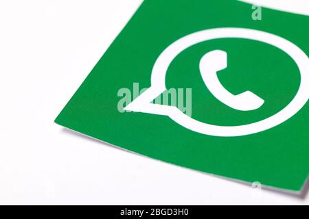 OXFORD, Royaume-Uni - 21 FÉVRIER 2017 : logo de messagerie sur les médias sociaux WhatsApp imprimé sur papier Banque D'Images