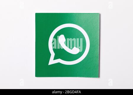 OXFORD, Royaume-Uni - 21 FÉVRIER 2017 : logo de messagerie sur les médias sociaux WhatsApp imprimé sur papier Banque D'Images