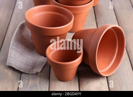 Pots de fleurs en argile, sur table en bois Banque D'Images