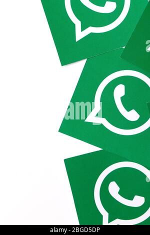 OXFORD, Royaume-Uni - 21 FÉVRIER 2017 : logo de messagerie sur les médias sociaux WhatsApp imprimé sur papier Banque D'Images