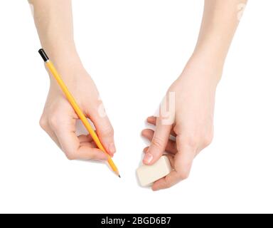 Mains humaines avec crayon et caoutchouc d'effacement, isolé sur blanc Banque D'Images