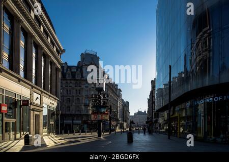 Vue depuis la place Leicester, Londres, en direction de Piccadilly Circus pendant le verrouillage de Londres Banque D'Images