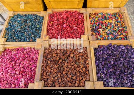 Boutons colorés de fleurs séchées pour le thé, la médecine, pot-pourri. Bazar de Marrakech, Maroc. Banque D'Images