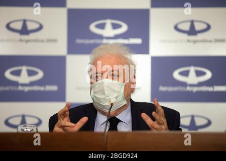 Buenos Aires, Argentine. 20 avril 2020. Le ministre argentin de la Santé, Gines Gonzalez Garcia, a fait des mémoires sur les fournitures médicales en provenance de Chine lors d'une conférence de presse à l'aéroport international d'Ezeiza à Buenos Aires, Argentine, le 20 avril 2020. L'Argentine a reçu une cargaison de 14 tonnes de fournitures médicales de la Chine pour aider à lutter contre la nouvelle pandémie de coronavirus, a annoncé lundi le bureau du président du pays. Crédit: Martin Zabala/Xinhua/Alay Live News Banque D'Images