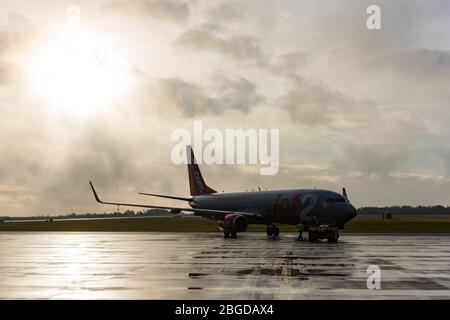 Jet2.com's Boeing 737-86 N (G-GDFS) pendant un pousseback, se préparer au décollage, à l'aéroport de Leeds Bradford Banque D'Images