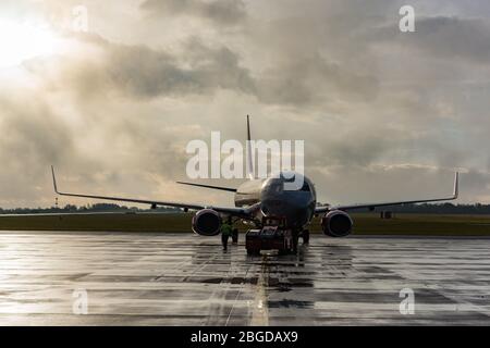 Jet2.com's Boeing 737-86 N (G-GDFS) pendant un pousseback, se préparer au décollage, à l'aéroport de Leeds Bradford Banque D'Images