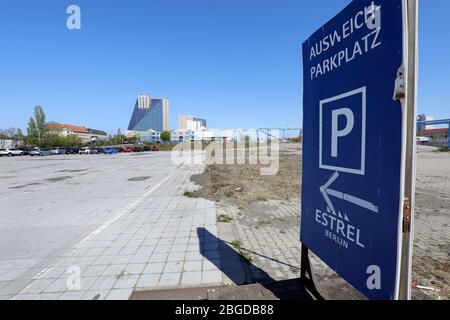 Berlin, Allemagne. 21 avril 2020. L'autre parking devant l'hôtel Estrel (en arrière-plan). À Berlin, il y aura bientôt un essai de conduite pour les tests de Corona. Le bureau de district de Neukölln veut installer plusieurs tentes sur le parking devant l'Estrel Hotel sur Sonnenallee. Dans ces centres d'essai, les gens peuvent conduire avec leur voiture et effectuer l'essai par la fenêtre ouverte. À Neukölln, le principal objectif est de soulager le fardeau des employés du service de santé publique, qui jusqu'à maintenant ont fait des compressions durant les visites à domicile. Crédit: Wolfgang Kumm/dpa/Alay Live News Banque D'Images