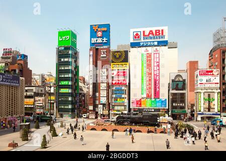 Shinbashi, Tokyo, Kanto Region, Honshu, Japon - vue imprenable et gratte-ciel des bâtiments de la place SL à l'extérieur de la gare de Shimbashi. Banque D'Images