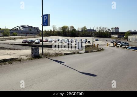 Berlin, Allemagne. 21 avril 2020. L'autre parking devant l'hôtel Estrel. À Berlin, il y aura bientôt un essai de conduite pour les tests de Corona. Le bureau de district de Neukölln veut installer plusieurs tentes à cet effet dans le parking situé en face de l'Estrel Hotel sur Sonnenallee. Dans ces centres d'essai, les gens peuvent conduire avec leur voiture et effectuer l'essai par la fenêtre ouverte. À Neukölln, le principal objectif est de soulager le fardeau des employés du service de santé publique, qui jusqu'à maintenant ont fait des compressions durant les visites à domicile. Crédit: Wolfgang Kumm/dpa/Alay Live News Banque D'Images