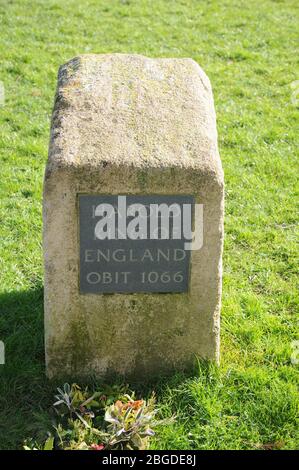 Le Mémorial du roi Harold, Abbaye de Waltham, Essex, est situé dans les jardins de l'abbaye, à l'extrémité est de l'église paroissiale. Ce mémorial date de 1964. Banque D'Images