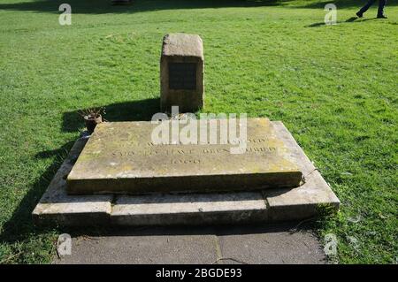 Le Mémorial du roi Harold, Abbaye de Waltham, Essex, est situé dans les jardins de l'abbaye, à l'extrémité est de l'église paroissiale. Ce mémorial date de 1964. Banque D'Images