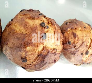 Panettone, gâteau de Noël italien traditionnel avec œufs, raisins secs, fruits confits et amandes Banque D'Images