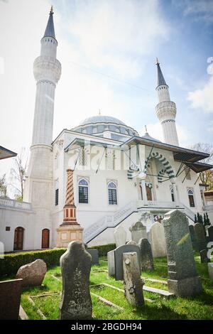 15 avril 2020, Berlin: Au-dessus de la Mosquée Sehitlic, le soleil de printemps est élevé dans le ciel. La mosquée tire son nom du cimetière turc sur le terrain. Le cimetière historique est situé autour depuis 1866, quand il s'agissait d'un cimetière diplomatique. Photo: Annette Riedl/dpa-Zentralbild/ZB Banque D'Images