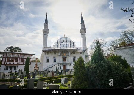 15 avril 2020, Berlin: Au-dessus de la Mosquée Sehitlic, le soleil de printemps est élevé dans le ciel. La mosquée tire son nom du cimetière turc sur le terrain. Le cimetière historique est situé autour de depuis 1866, quand il a été utilisé comme cimetière diplomatique. Photo: Annette Riedl/dpa-Zentralbild/ZB Banque D'Images