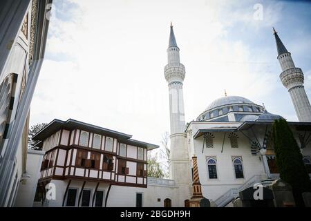 15 avril 2020, Berlin: Au-dessus de la Mosquée Sehitlic, le soleil de printemps est élevé dans le ciel. La mosquée tire son nom du cimetière turc sur le terrain. Le cimetière historique est situé autour de depuis 1866, quand il a été utilisé comme cimetière diplomatique. Photo: Annette Riedl/dpa-Zentralbild/ZB Banque D'Images