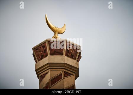 15 avril 2020, Berlin: Le croissant de la lune comme symbole de l'Islam est le sommet de l'obélisque. L'obélisque se tient devant la Mosquée Sehitlic. Il a été construit selon les plans du maître roi Gustav Voigtel et est toujours le centre du cimetière islamique. Le cimetière historique existe depuis 1866, à cette époque comme cimetière diplomatique. Photo: Annette Riedl/dpa-Zentralbild/ZB Banque D'Images