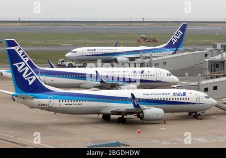 Tokyo, Japon. 21 avril 2020. Tous les avions de ligne Nippon Airways (ANA) se sont mis à disposition à l'aéroport Haneda de Tokyo le mardi 21 avril 2020. ANA a révisé ses prévisions financières pour l'exercice terminé le 31 mars à la suite de la nouvelle éclosion de coronavirus. LE bénéfice net du groupe D'ANA va diminuer de 71 pour cent à 27 milliards de yens. Crédit: Yoshio Tsunoda/AFLO/Alay Live News Banque D'Images