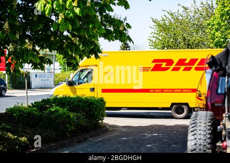 Ein Fahrzeug des Paketdienstleisters DHL liefert im Willicher Industriegebiet Pakete. Aktuell ist DHL wegen der Corona-KRise stark belastet.
