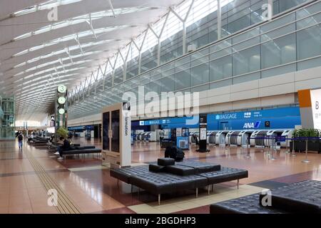 Tokyo, Japon. 21 avril 2020. Cette photo montre un terminal vide de l'aéroport Haneda de Tokyo le mardi 21 avril 2020. ANA a révisé ses prévisions financières pour l'exercice terminé le 31 mars à la suite de la nouvelle éclosion de coronavirus. LE bénéfice net du groupe D'ANA va diminuer de 71 pour cent à 27 milliards de yens. Crédit: Yoshio Tsunoda/AFLO/Alay Live News Banque D'Images