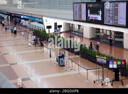 Tokyo, Japon. 21 avril 2020. Cette photo montre un terminal vide de l'aéroport Haneda de Tokyo le mardi 21 avril 2020. ANA a révisé ses prévisions financières pour l'exercice terminé le 31 mars à la suite de la nouvelle éclosion de coronavirus. LE bénéfice net du groupe D'ANA va diminuer de 71 pour cent à 27 milliards de yens. Crédit: Yoshio Tsunoda/AFLO/Alay Live News Banque D'Images