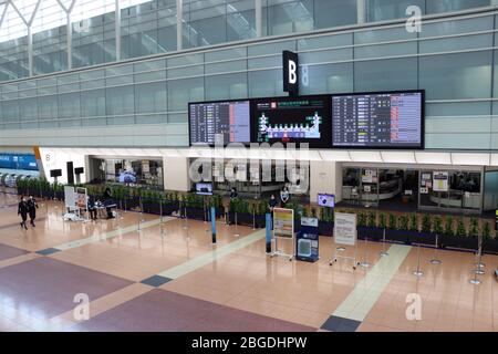 Tokyo, Japon. 21 avril 2020. Cette photo montre un terminal vide de l'aéroport Haneda de Tokyo le mardi 21 avril 2020. ANA a révisé ses prévisions financières pour l'exercice terminé le 31 mars à la suite de la nouvelle éclosion de coronavirus. LE bénéfice net du groupe D'ANA va diminuer de 71 pour cent à 27 milliards de yens. Crédit: Yoshio Tsunoda/AFLO/Alay Live News Banque D'Images