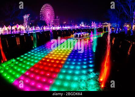 NAGASAKI, JAPON - 29 avril 2019 : Huis Ten Bosch est un parc à thème à Nagasaki, Japon, qui affiche de vieux bâtiments néerlandais et des lumières colorées à l'exposition Banque D'Images