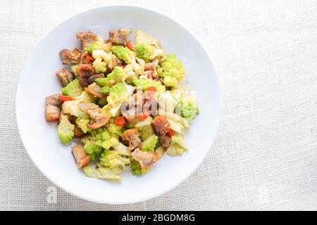 Sauté frire Romanesco brocoli avec du porc croustillant et du piment, très sain et délicieux Banque D'Images