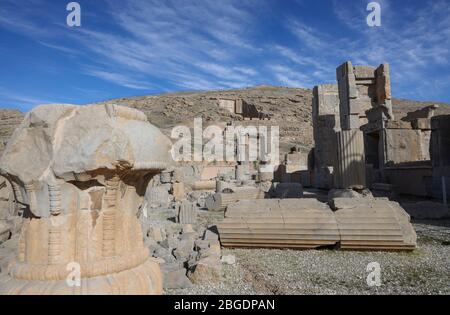 Les vestiges de la salle de cent colonnes et la tombe d'Artaxerxes III sur la pente rocheuse du mont Rahmet en arrière-plan, Persepolis, Fars Provins Banque D'Images