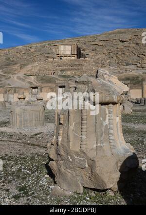 Les vestiges de la salle de cent colonnes et la tombe d'Artaxerxes III sur la pente rocheuse du mont Rahmet en arrière-plan, Persepolis, Fars Provins Banque D'Images