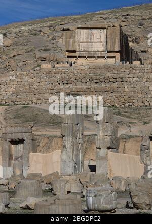 Les vestiges de la salle de cent colonnes et la tombe d'Artaxerxes III sur la pente rocheuse du mont Rahmet en arrière-plan, Persepolis, Fars Provins Banque D'Images