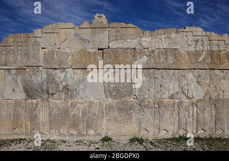 Faravahar aussi connu sous le nom de Farre kiy‰ni relief du symbole du soleil ailé de Zoroastrianismin à Persepolis, province de Fars, Iran, Perse, Moyen-Orient Banque D'Images