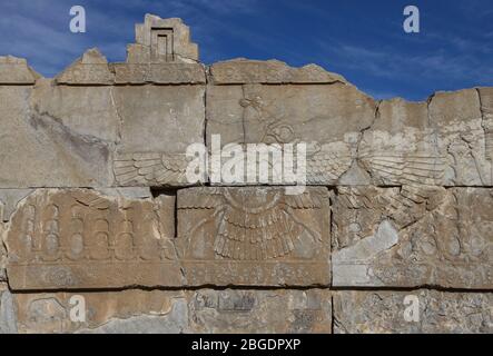 Faravahar aussi connu sous le nom de Farre kiy‰ni relief du symbole du soleil ailé de Zoroastrianismin à Persepolis, province de Fars, Iran, Perse, Moyen-Orient Banque D'Images