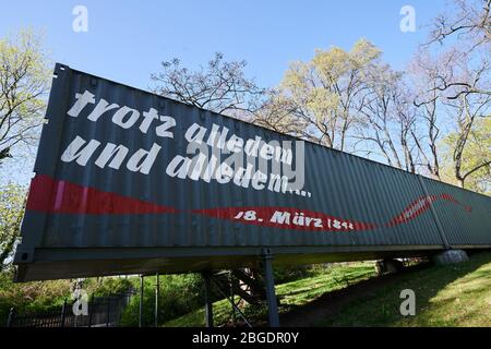 Berlin, Allemagne. 14 avril 2020. "répit tout cela et tout ce qui, le 18 mars 1848" est écrit sur le conteneur dans le cimetière de la chute de mars. Il sert de pavillon d'exposition. Dans le conteneur, les visiteurs peuvent voir, entre autres choses, des images historiques des révolutions de 1848 et 1918. Crédit: Annette Riedl/dpa-Zentralbild/ZB/dpa/Alay Live News Banque D'Images