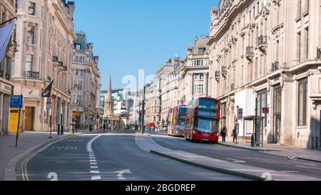 Pandémie de coronavirus vue de Regent Street à Londres avril 2020. Pas de gens que quelques bus dans les rues, tous les magasins fermés pour Lockdown. Banque D'Images