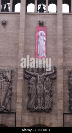 Bannière de St Geneviève sur la sculpture du Christ pour marquer son 1600ème anniversaire Banque D'Images