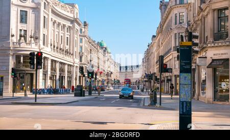 Pandémie de coronavirus vue de Regent Street à Londres avril 2020. Trottoirs vides pas de touristes. Tous les magasins fermés pour Lockdown. Banque D'Images