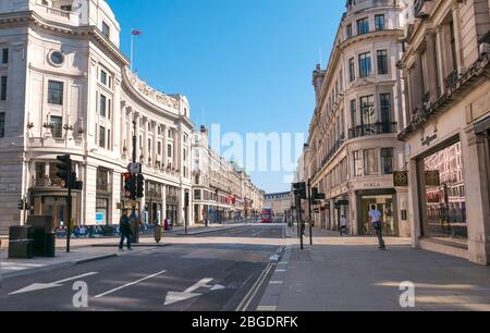 Pandémie de coronavirus vue de Regent Street à Londres avril 2020. Trottoirs vides pas de touristes. Tous les magasins fermés pour Lockdown. Banque D'Images