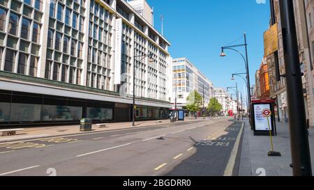 Pandémie de coronavirus vue d'Oxford Street à Londres avril 2020. Pas de gens que quelques bus dans les rues, tous les magasins fermés pour Lockdown. Banque D'Images