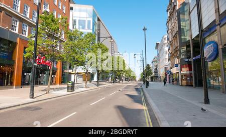 Pandémie de coronavirus vue d'Oxford Street à Londres avril 2020. Pas de gens que quelques bus dans les rues, tous les magasins fermés pour Lockdown. Banque D'Images