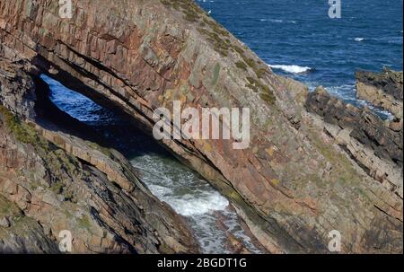 PORTKNOCKIE MORAY FIRTH SCOTLAND SEA STACK CONNUE SOUS LE NOM DE LA BOUCHE DES BALEINES AVEC UNE MARÉE ENTRANTE Banque D'Images